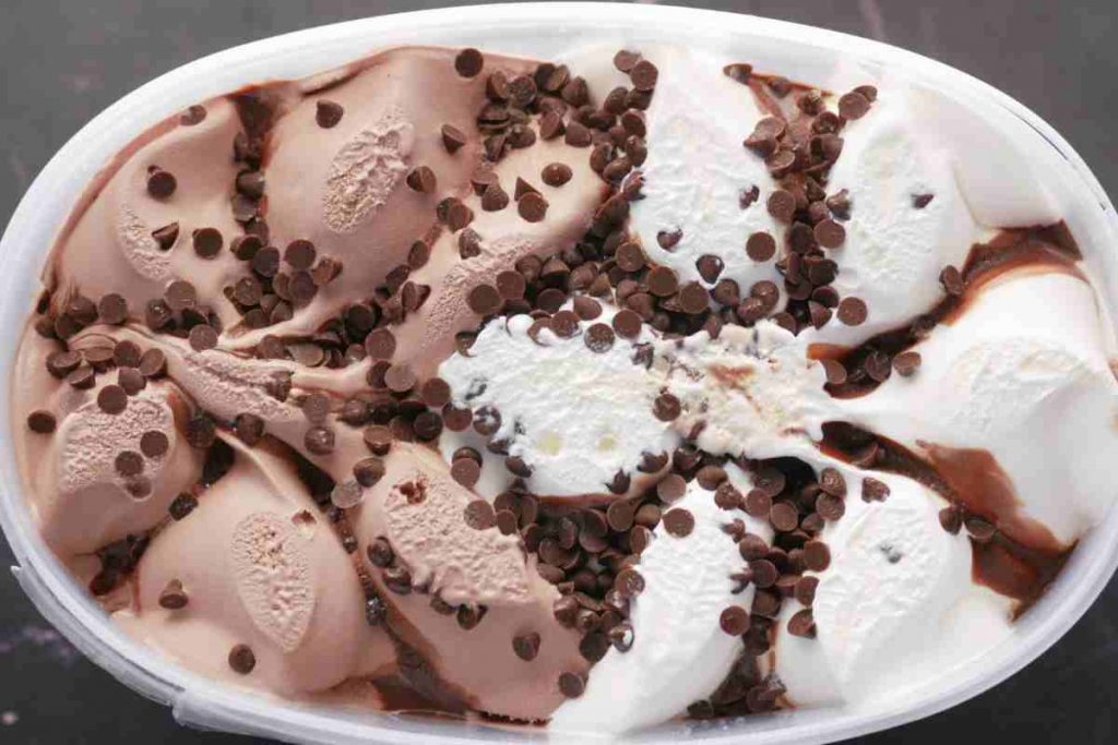 una coppetta di gelato panna e cioccolato tra i migliori gelati della classifica altroconsumo