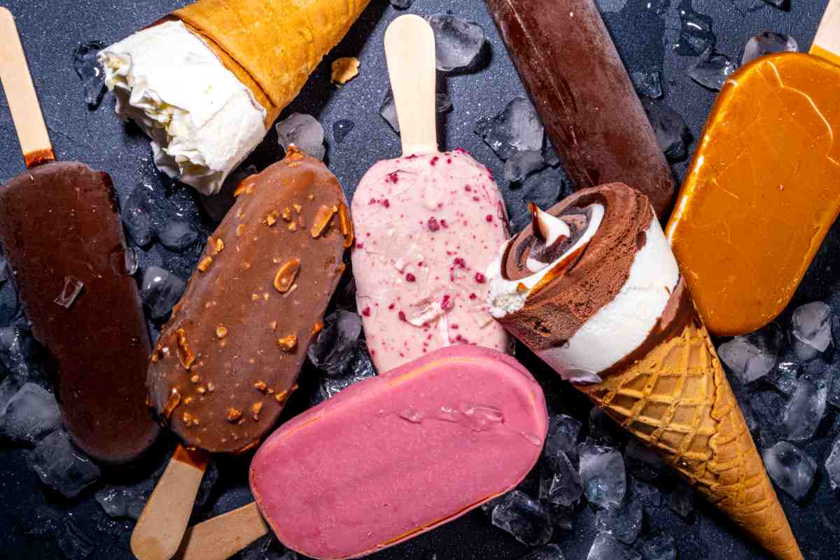 vari tipi di gelati confezionati su un tavolo presenti nella classifica altroconsumo