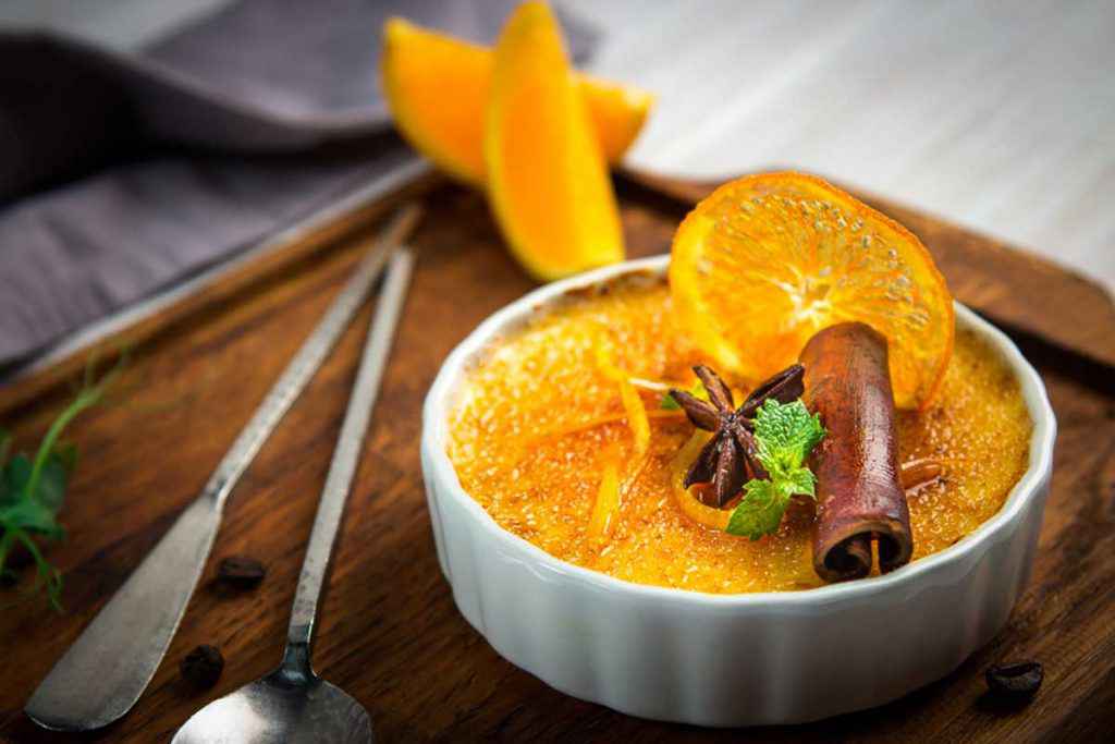 Crema catalana decorata con arancia e cannella