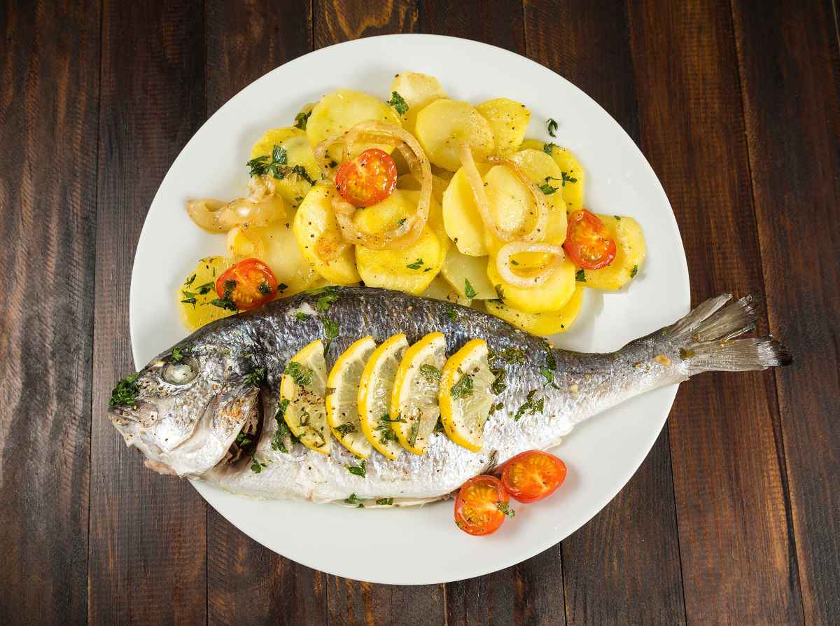 orata al cartoccio al forno con pomodorini e patate