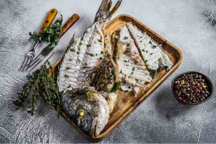 Orata al forno sfilettata in un vassoio