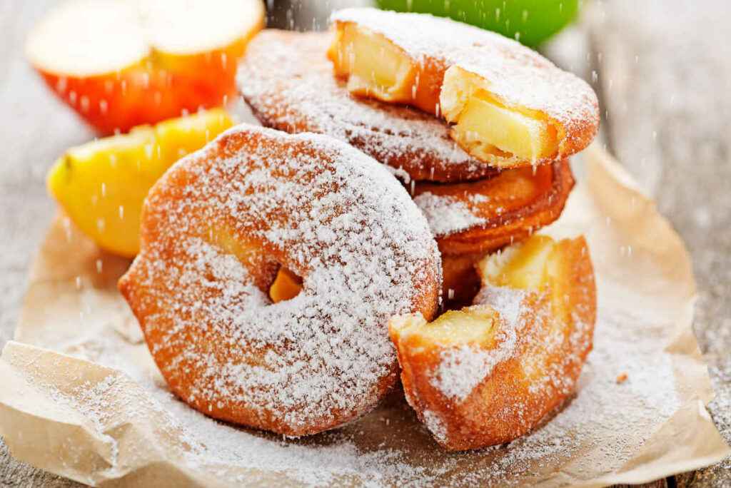 frittelle di mele con zucchero a velo