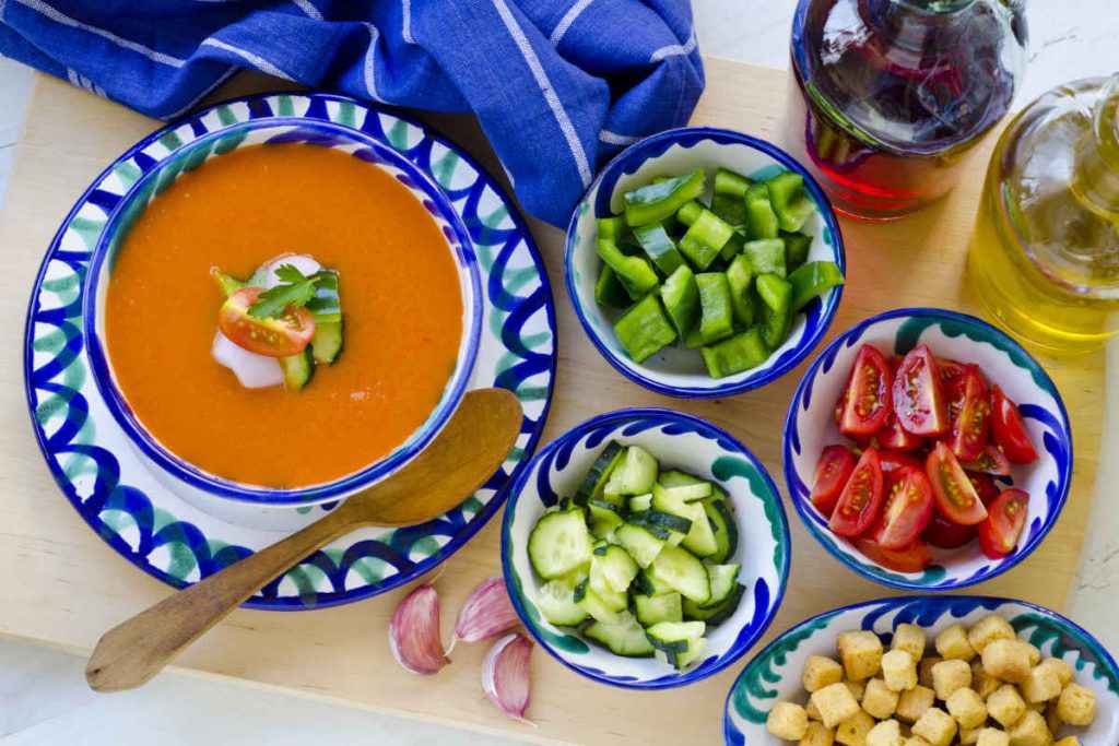 gazpacho andaluso ingredienti in piatti colorati