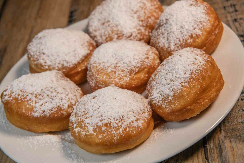 vassoio con krapfen cotti al forno