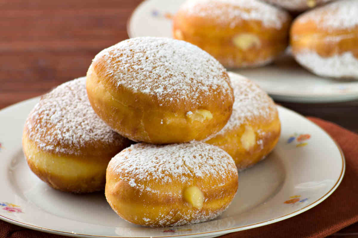 piatto con 4 krapfen alla crema pasticcera