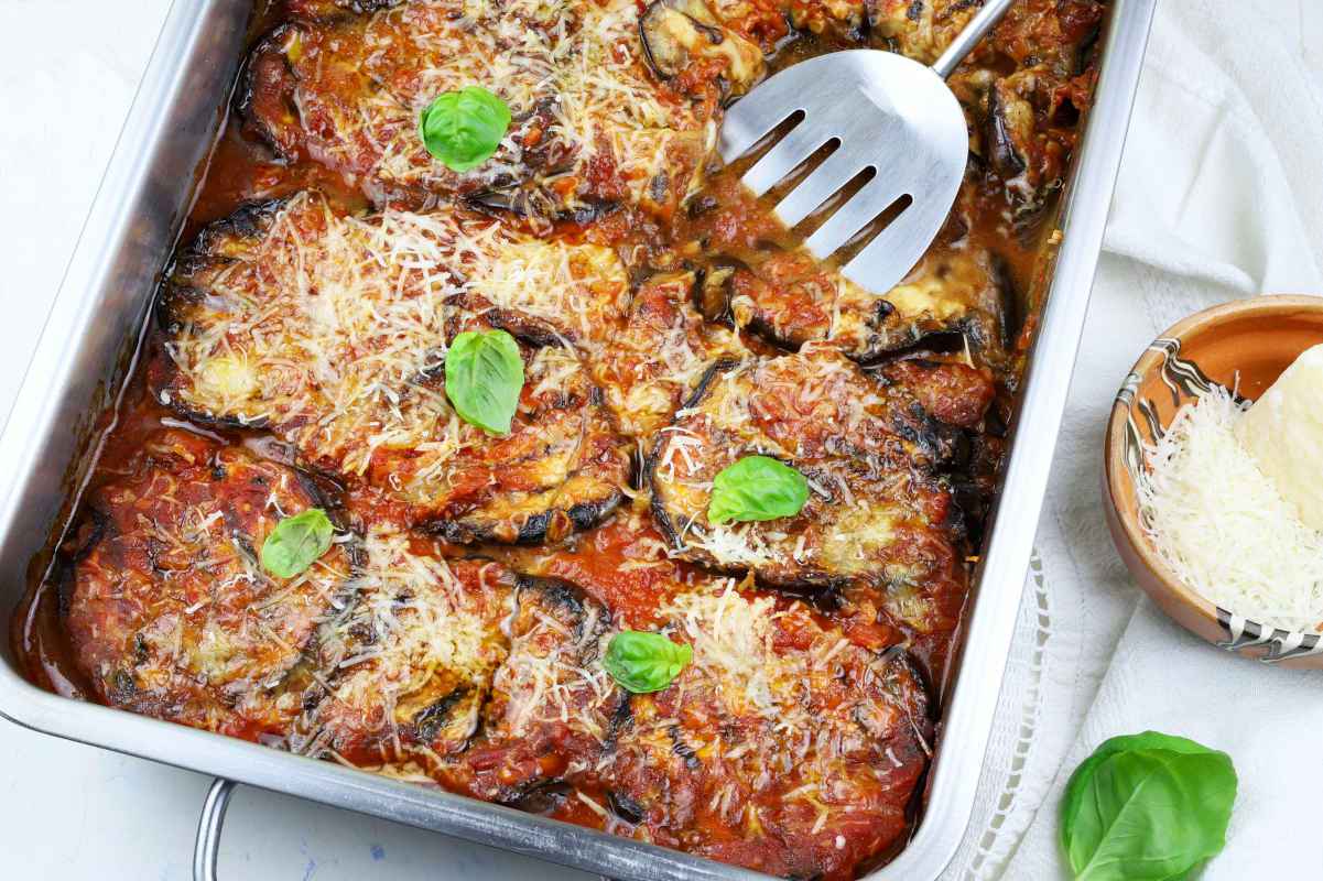 Ricetta del giorno: la parmigiana di melanzane classica e le varianti light