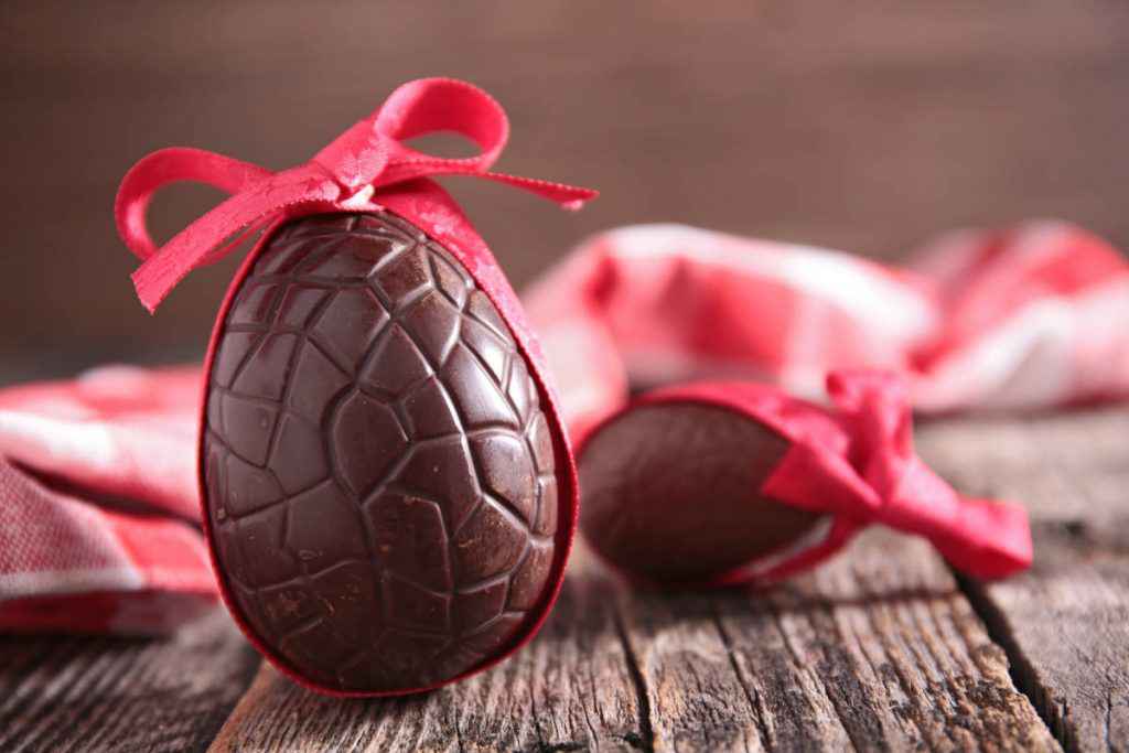 uovo di pasqua di cioccolato fondente fatto in casa