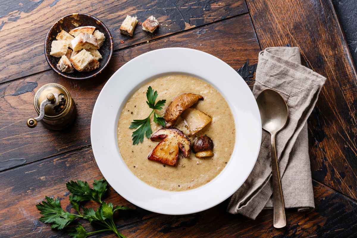 crema di funghi porcini in piatto