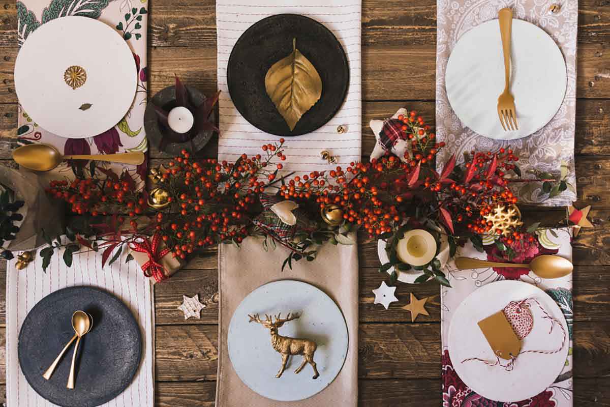 Tavola natalizia apparecchiata per natale