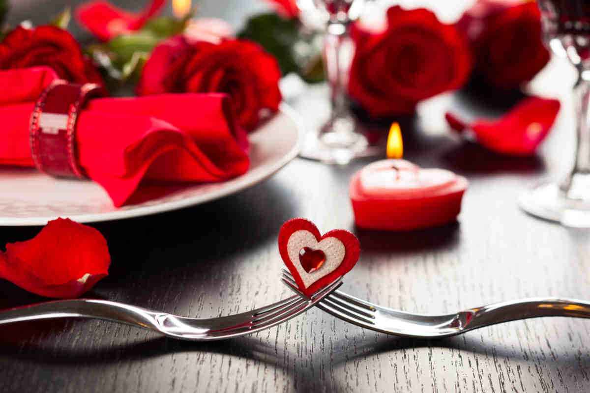 tavola romantica con addobbi di san valentino