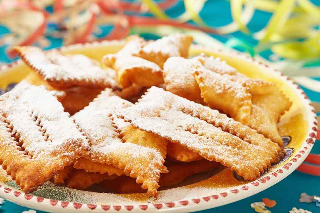 Chiacchiere di Carnevale con zucchero a velo