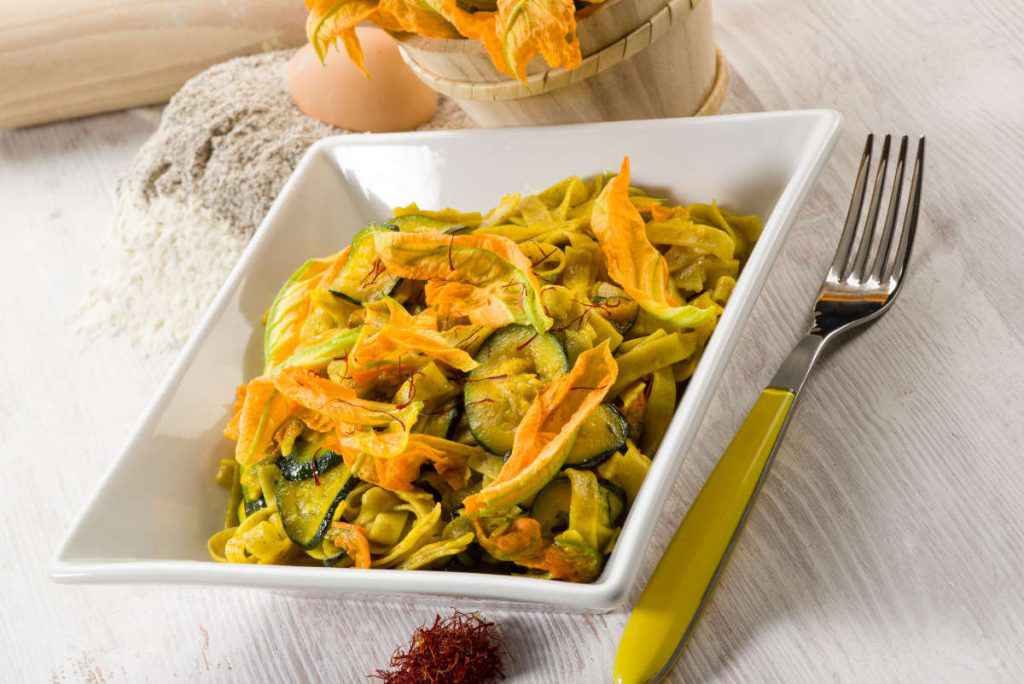 pasta zucchine e zafferano, ricette light con zucchine