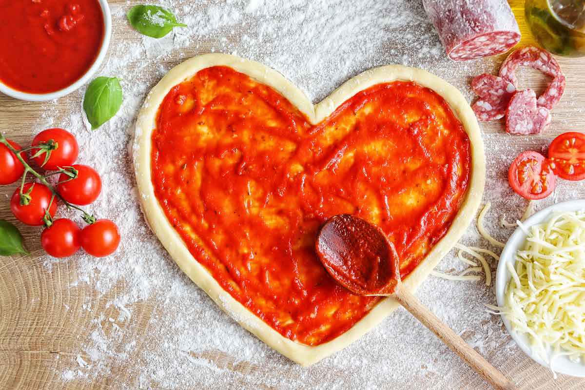 Pizza rossa a forma di cuore