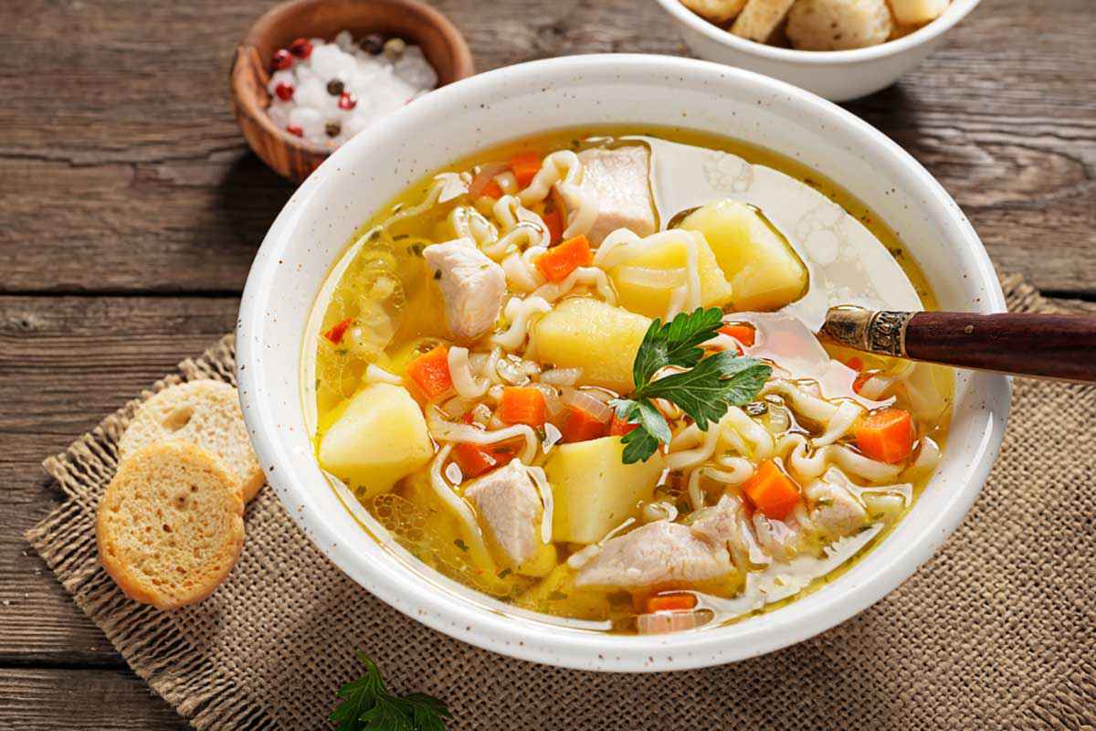 Zuppa di pollo con noodles