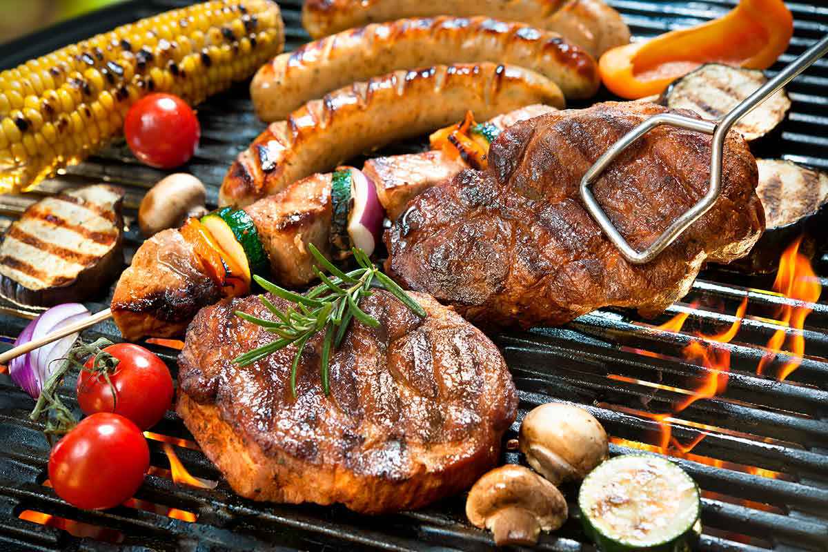 Carne, pesce e verdure cotte alla griglia