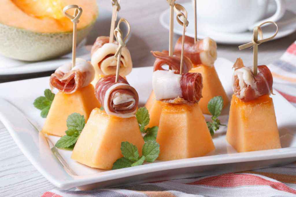 spiedini di prosciutto crudo e melone, antipasti per la festa della mamma