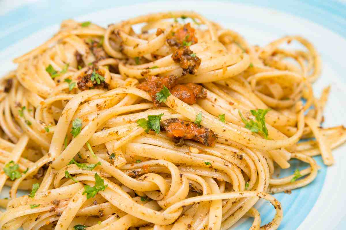 piatto di pasta con i ricci di mare vista da vicino