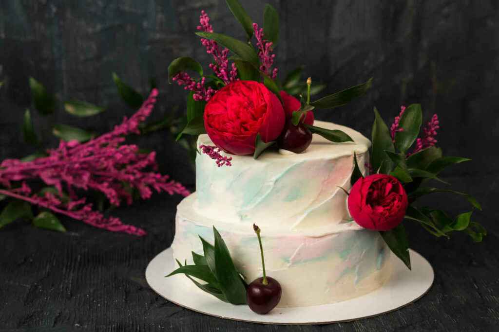 vassoio con torta a piani coperta di panna