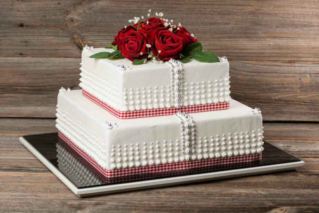 vassoio con torta di compleanno a piani