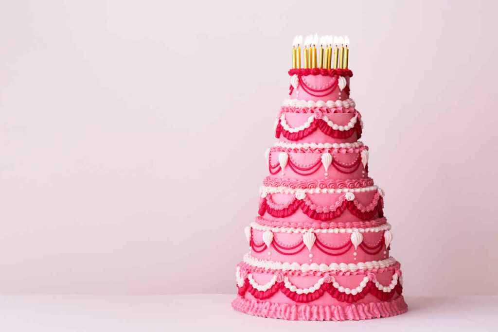 torta di compleanno a sei piani decorata nei toni del rosa