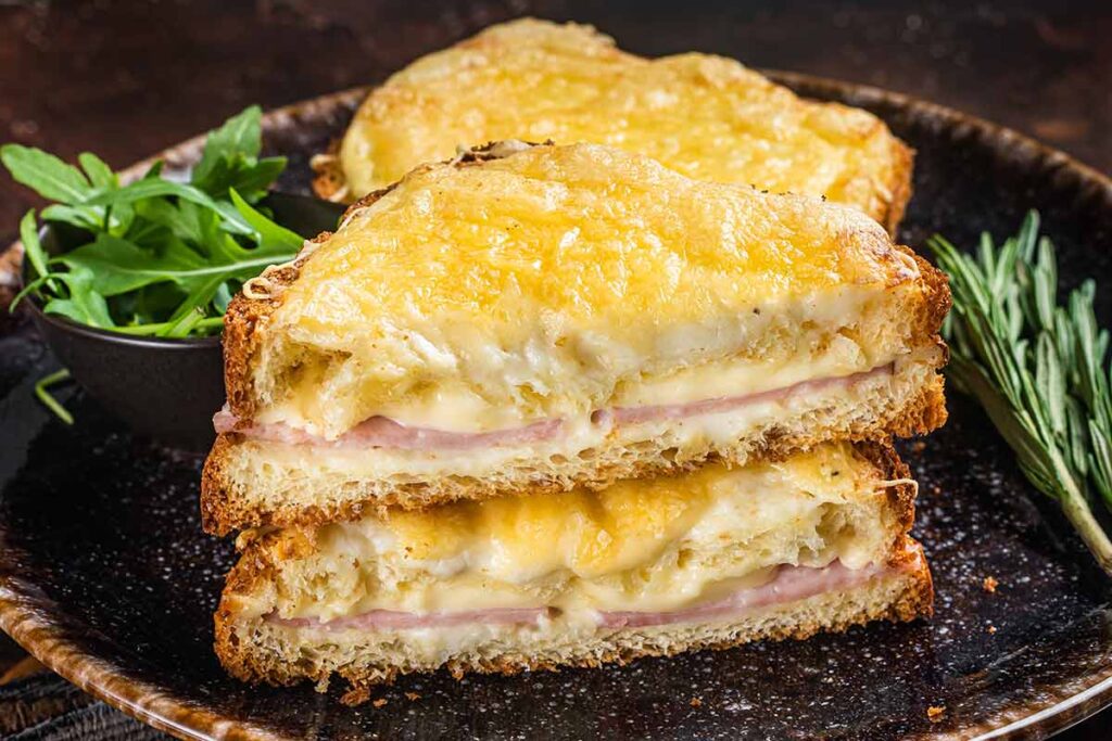 French toast salato con prosciutto cotto e formaggio