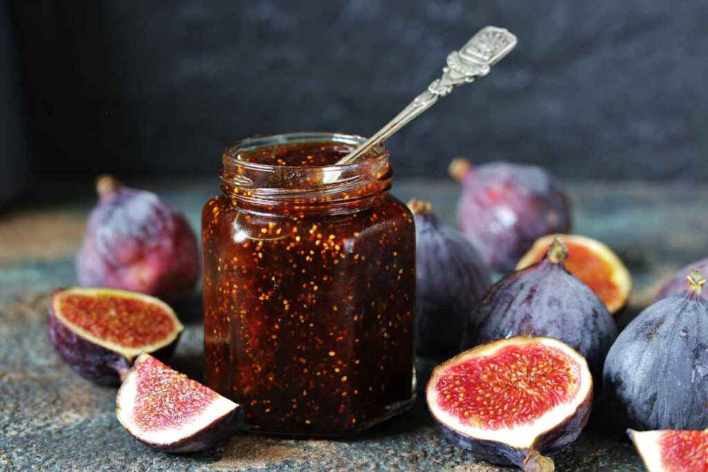 barattolo con marmellata di fichi