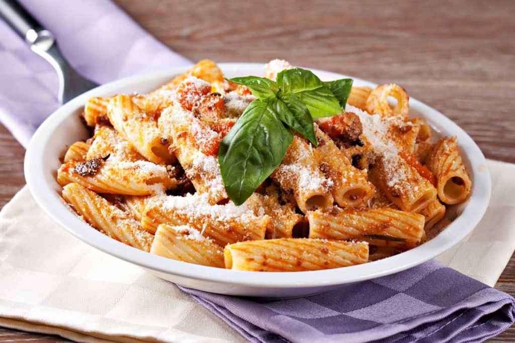 Pasta ncasciata siciliana con ragù di carne e melanzane