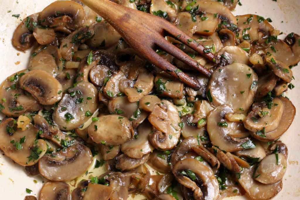 funghi champignon trifolati in padella con prezzemolo