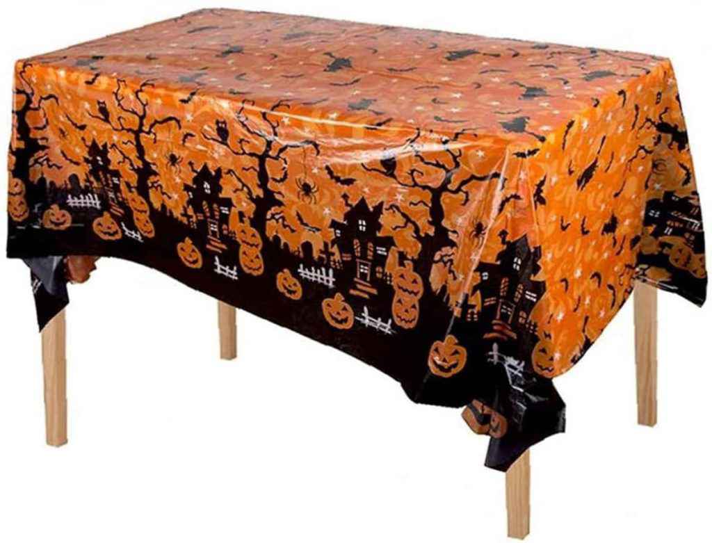 tavolo coperto con tovaglia di halloween