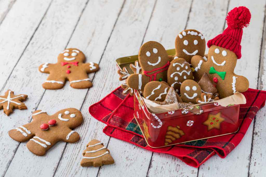 omini di pan di zenzero, biscotti di natale in scatola di latta