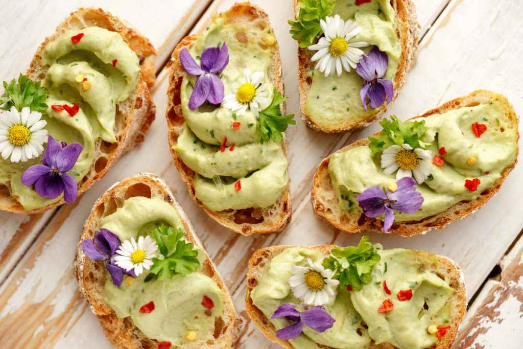 ricette primaverili con verdure di stagione, crostini con fiori edibili