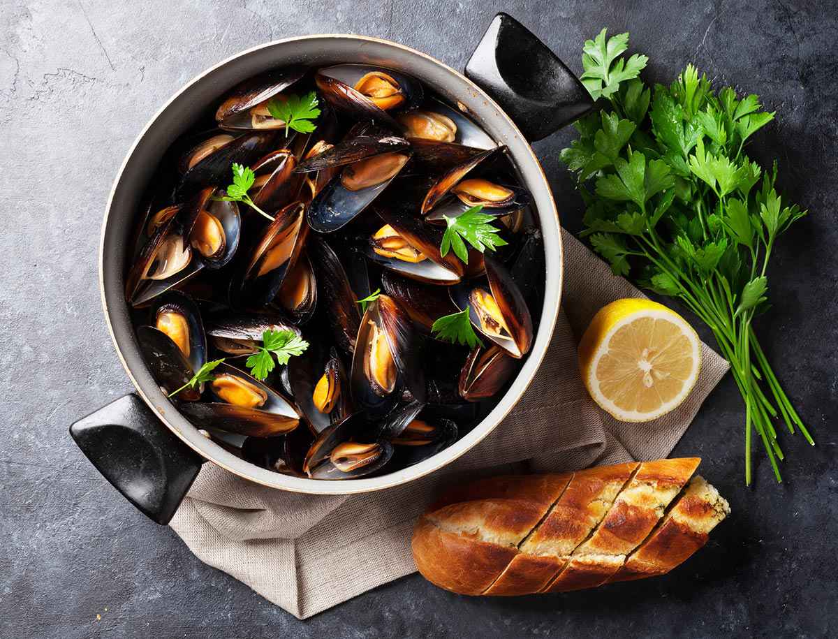 Guazzetto di cozze: la ricetta senza e con pomodoro | Buttalapasta