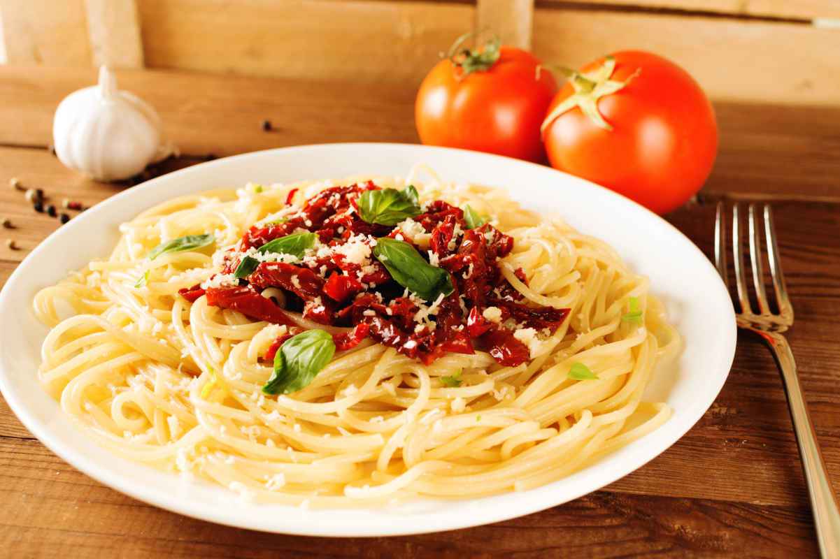 spaghetti con pomodori secchi