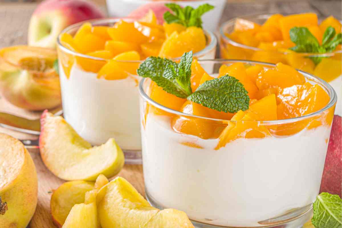 coppe con il dolce fresco per l'estate con mascarpone e pesche