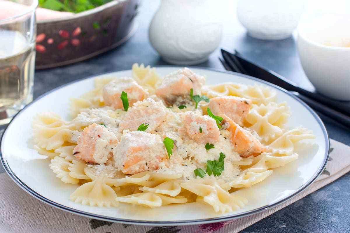 Piatto di farfalle con salmone fresco e panna da cucina