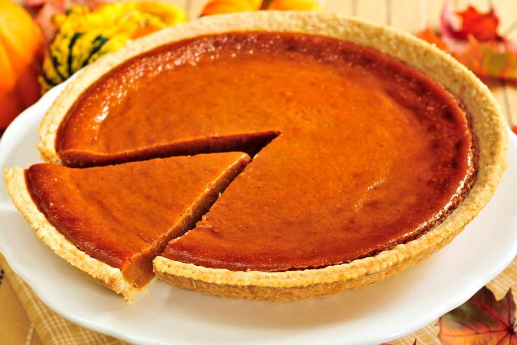 Torta di zucca a cui è stata tagliata una fetta in un piatto