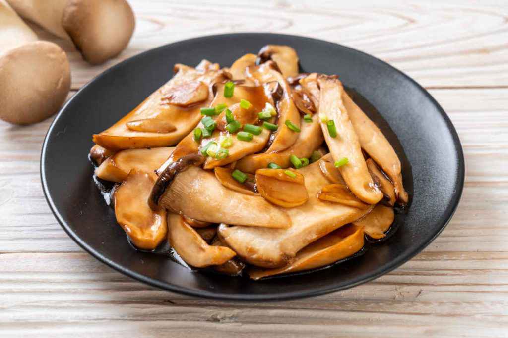 funghi cardoncelli in piatto di antipasto