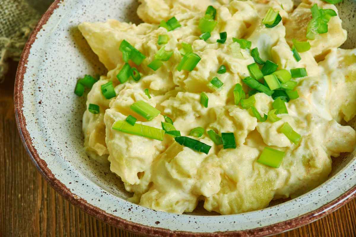 ciotola con insalata di patate e maionese con erba cipollina