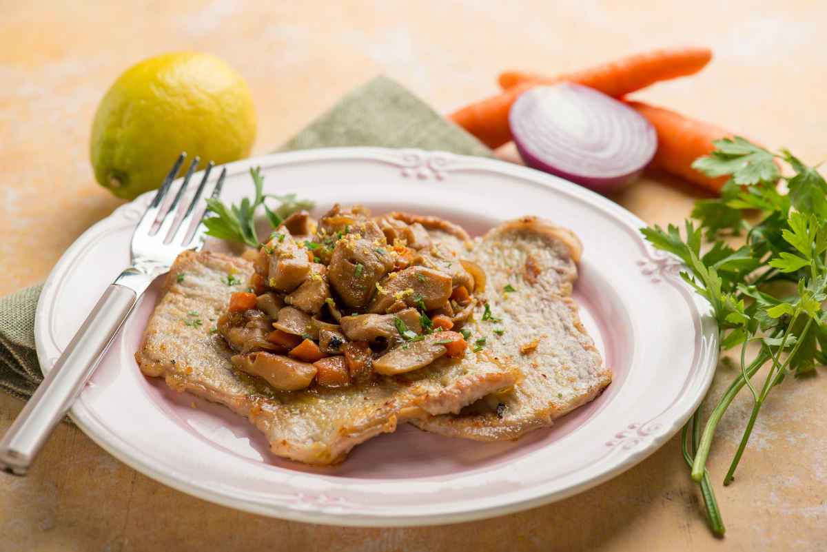 piatto con scaloppine di vitello ai funghi