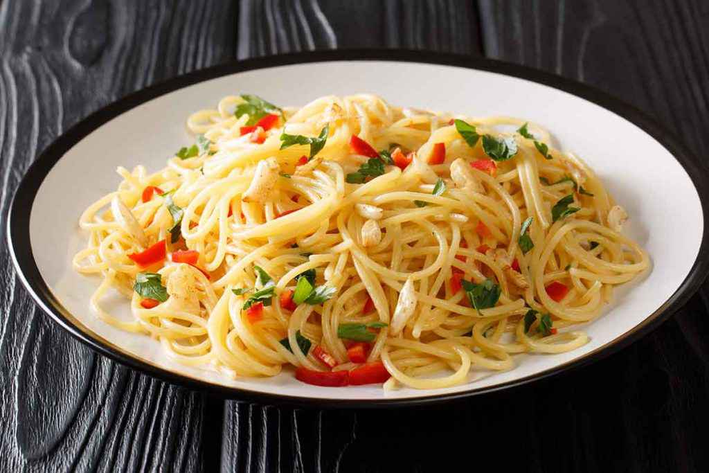 Piatto con Spaghetti aglio olio e peperoncino su tavola nera