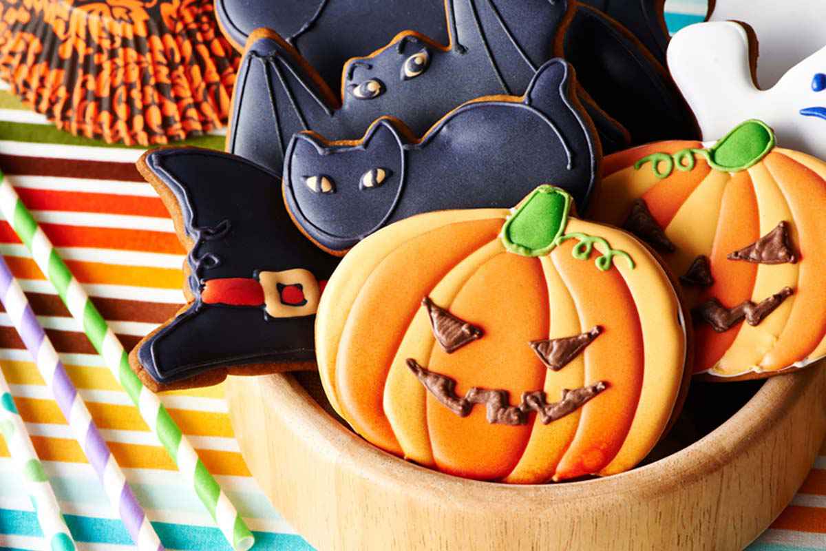 vassoio di biscotti di halloween con glassa colorata