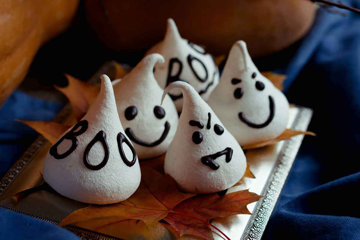 Meringhe a forma di fantasmi per Halloween