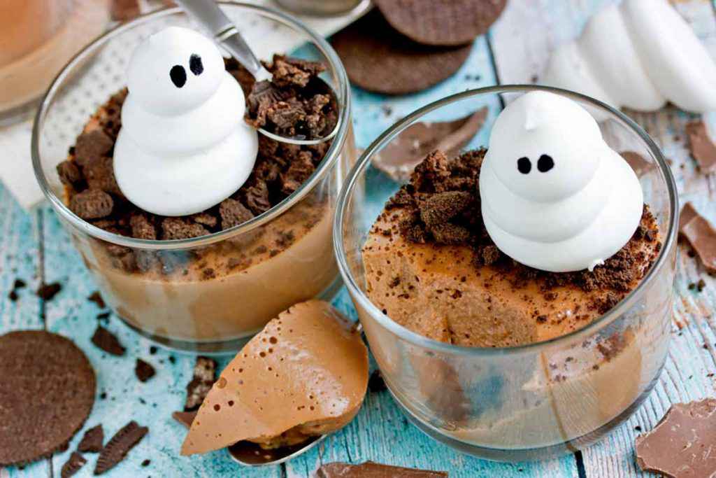 Mousse cioccolato con fantasma per il menu afrodisiaco di Halloween
