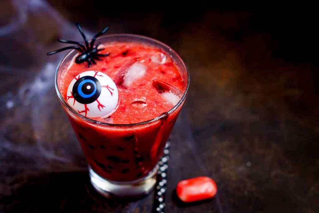 Cocktail rosso per bambini per la festa di Halloween con sangue finto senza coloranti