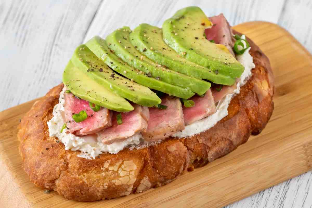 Bruschette tonno e avocado su un tagliere di legno