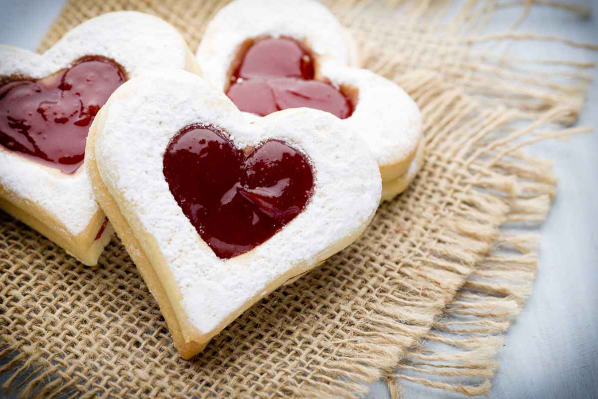 biscotti a forma di cuore farciti con marmellata