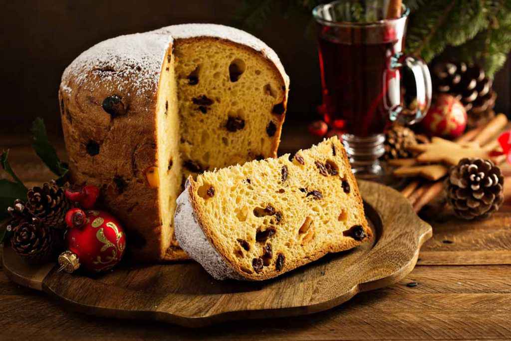 Panettone classico del Natale con canditi e uva passa