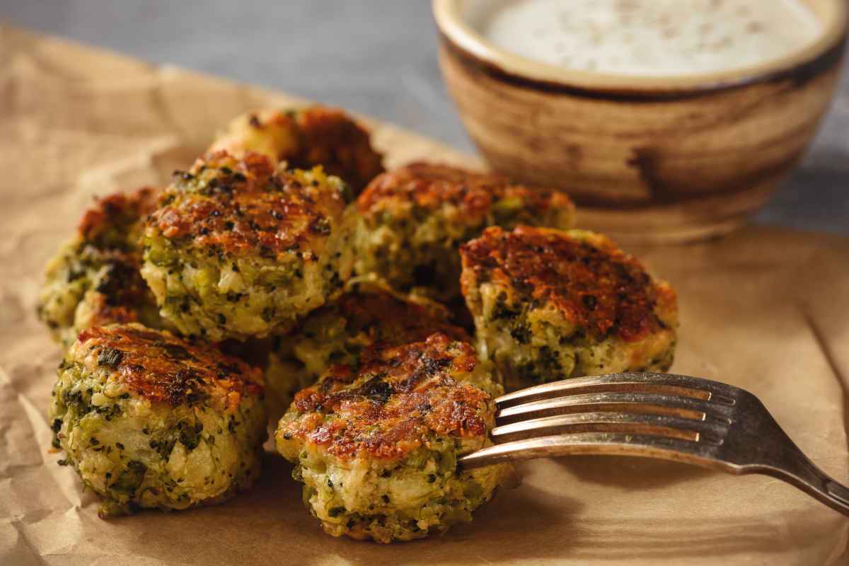 porzione di polpette di broccoli e salsa allo yogurt