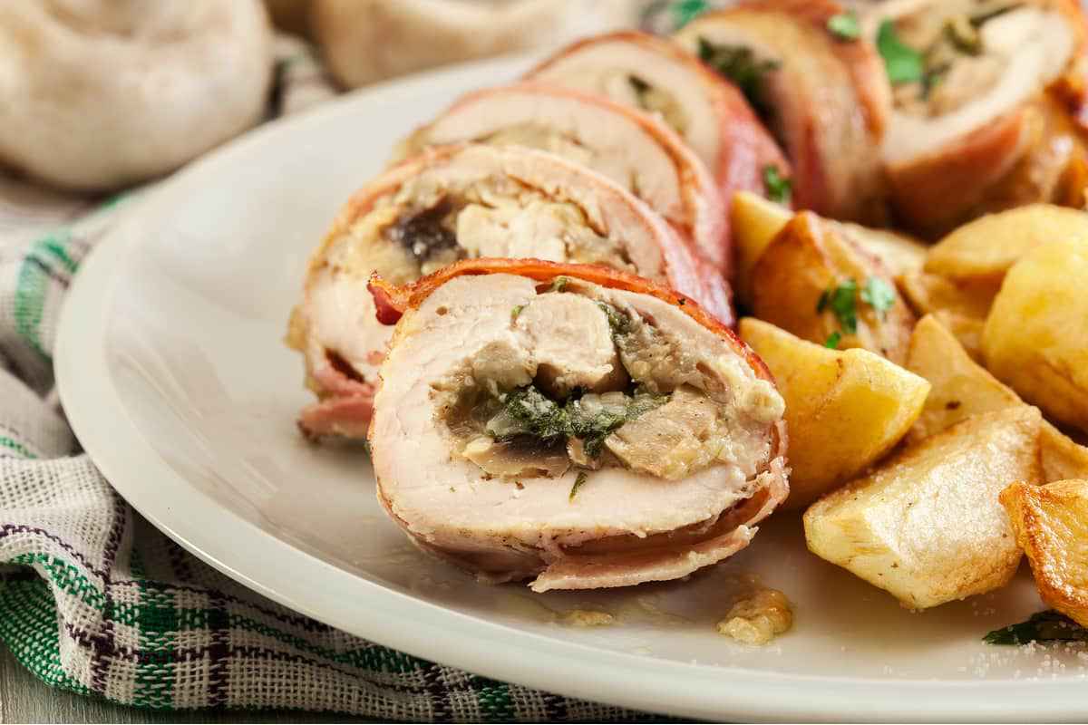 rotolo di vitello farcito con funghi porcini accompagnato con patate al forno