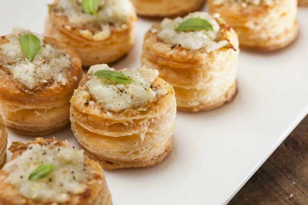 antipasti di capodanno Vassoio con vol-au-vent pere e formaggio